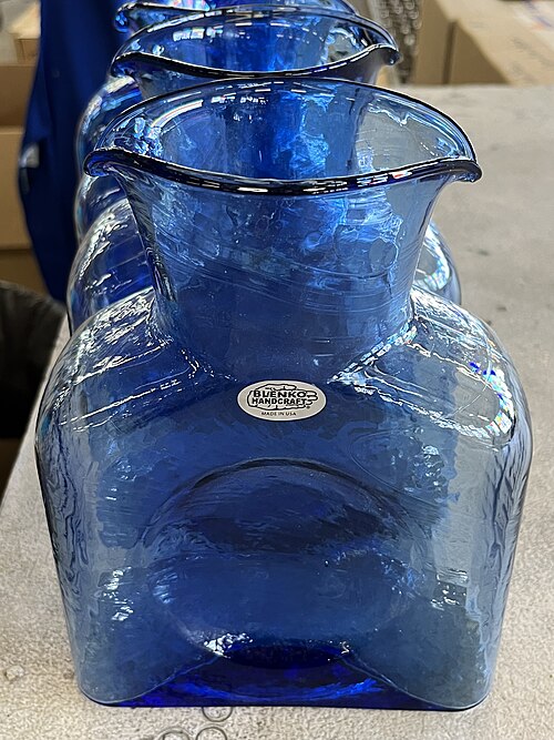 淡い青色の水ボトル