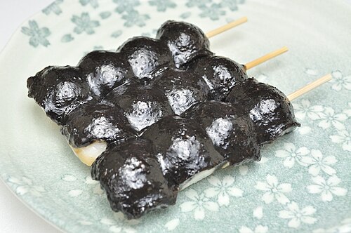 甘いごまソースをかけた団子