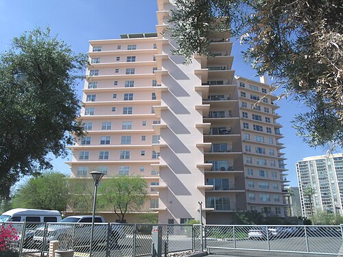 フェニックス タワーズは 1957 年に建設され、2201 N. Central Ave. に位置しています。フェニックス タワーズは居住者所有の共同コミュニティとして建設されましたが、現在ではミッドセンチュリー建築の傑出した例とみなされており、2008 年 1 月 2 日に国家歴史登録財に登録され、参照番号は 07001334 です。