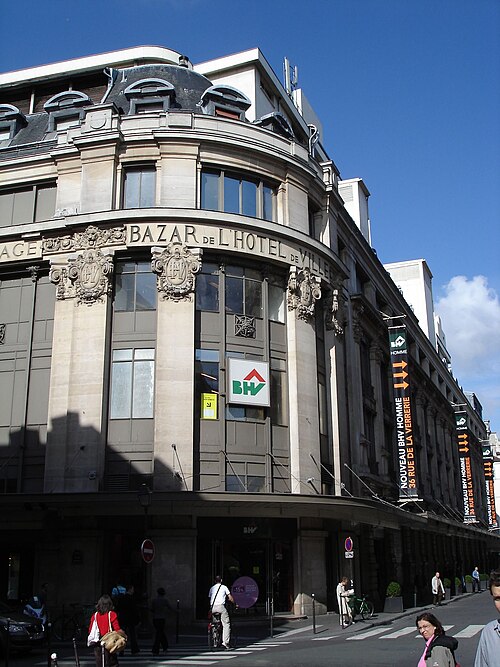 広場の南西の角：Bazar de l'Hôtel de Ville（デパート）。