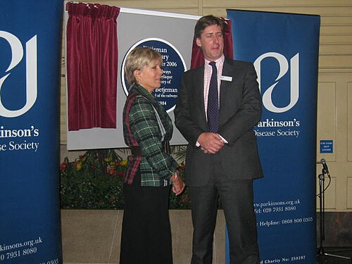 キャンディダ・ライセット・グリーン（左）は、2006年にメリルボーン駅で父ジョン・ベッチェマンを記念する銘板を除幕した。