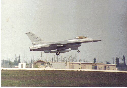ホームステッド空軍基地におけるF-16のタッチアンドゴー着陸訓練、1996年頃