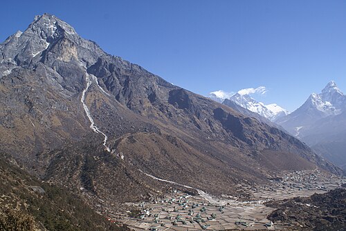 クンビラ山は、この地域の2つの大きな村、クンジュン村とクンデ村の上にそびえ立ち、背景にはエベレスト、ローツェ、アマ・ダブラムが見える。