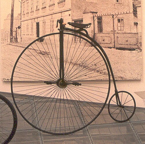 チェコ共和国のシュコダ自動車博物館に展示されているペニーファージング型自転車（または一般的な自転車）。