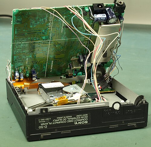 メイン PCB を上にした状態の Sony D-50。
