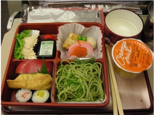 仕切り付きトレイに載せられた機内食