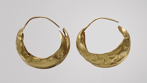 一対のイヤリング；紀元前2600～2500年；金製；メトロポリタン美術館所蔵