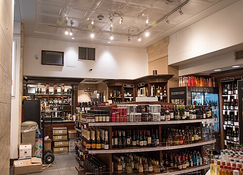 ワインと酒の店の混雑した部屋