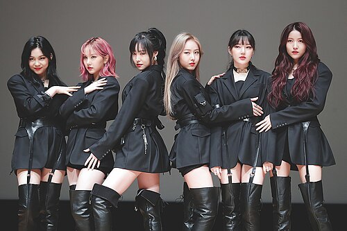 2020年2月のGFRIEND 左から右へ: オムジ、ウナ、ユジュ、シンビ、イェリン、ソウォン