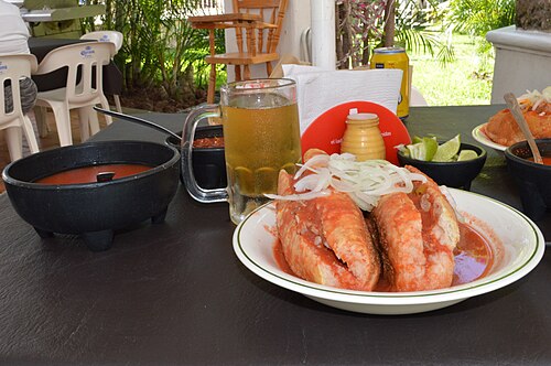 トルタ・アホガダと軽めのビール、ハリスコ。