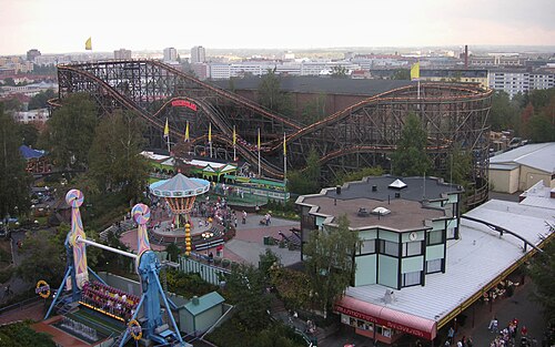 1951 年に建造されたこの木製のジェットコースターは、フィンランドのヘルシンキにあるリンナンマキ遊園地の中心にあります。