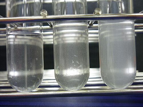 濁度が徐々に増加する溶液が入った 3 つの透明な試験管。