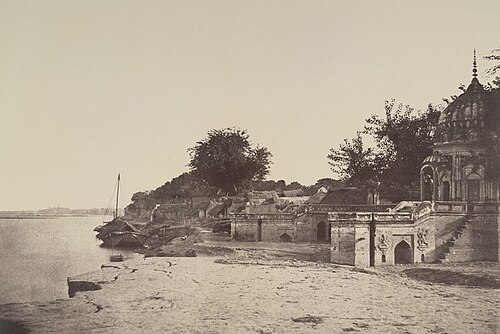1858年に撮影された、ガンジス川のほとりにあるサティ・チャウラ・ガートの写真。1857年6月27日、この場所で多くのイギリス人男性が命を落とし、生き残った女性と子供たちは反乱軍に捕虜として連行された。
