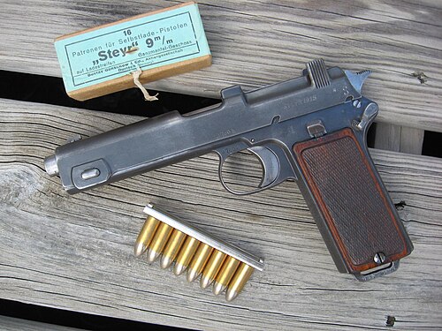 シュタイアーM1912ピストル、9×23mmシュタイアー弾薬の箱とストリッパークリップ付き