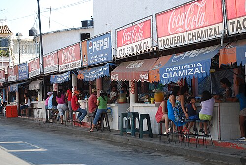 メキシコ、ゲレロ州ペタトランの通り沿いに立つタコス
