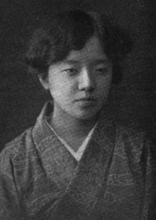 黒いウェーブのかかった髪を持ち、着物を着た若い日本人女性