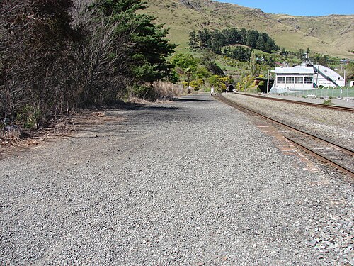 ヒースコート駅のプラットホームからリトルトン鉄道トンネルの方向を眺める。
