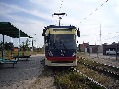 2006年から2008年にかけて運行を開始したK-1路面電車。国道10号線を走行する。