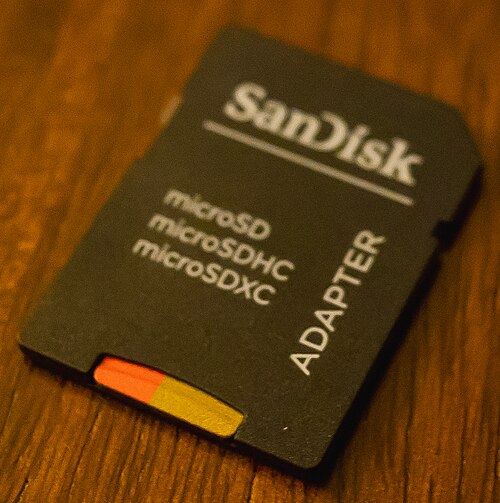 microSDカードをmicroSD-SDカードアダプタに挿入