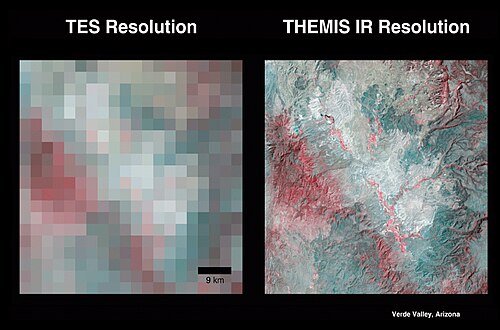 火星の同じ地域の 2 つの擬似カラー マップ。左側のマップは非常にピクセル化されていますが、右側のマップには細かい詳細が見えます。