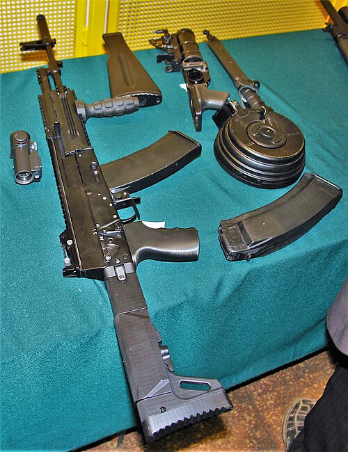 さまざまなアクセサリーを備えたAK-12の最初のプロトタイプ