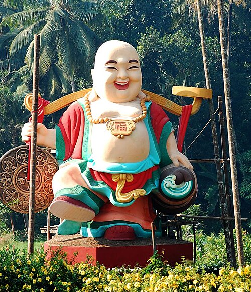 インド、ケーララ州チャラクーディにある中国風のブダイ像。