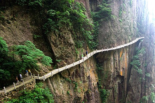 黄山の断崖にある人工の階段