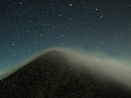アカテナンゴ火山、フエゴ火山からの夜景。
