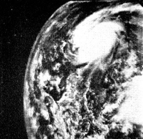 画像の中央付近にある熱帯低気圧の白黒衛星画像。この低気圧には回転の兆候が見られますが、画像の品質が低いため、明確な特徴が欠けています。画像の角度により、地球の曲率が画像の左側に見えます。