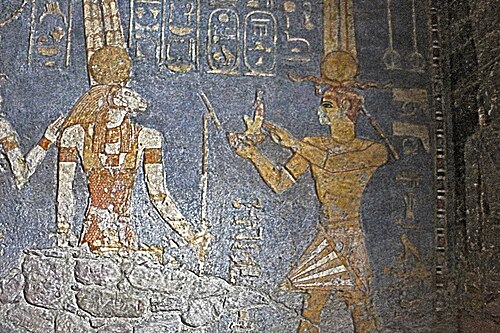 ムト神殿のジェベル・バルカルにある、ライオンの頭を持つ神アッパデマクとファラオ・タハルカ（右）