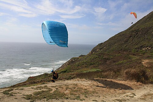 カリフォルニア州デイリーシティ近郊のマッセルロックビーチでパラグライダー2機が飛行している。
