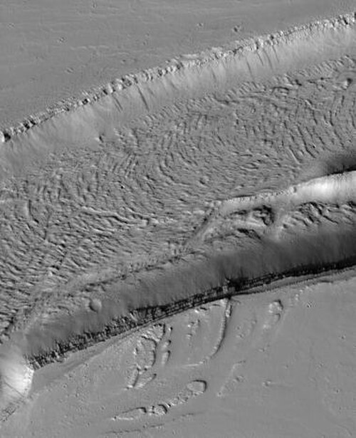 HiRISE が撮影したオリンピック溝。画像をクリックすると壁の岩層が見えます。