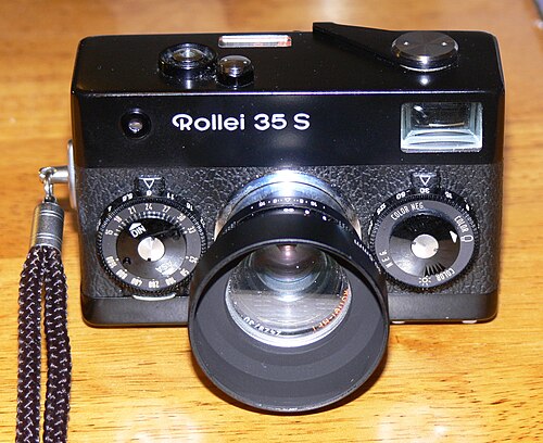 金属製レンズフードとUVフィルター付きのブラックRollei 35 S