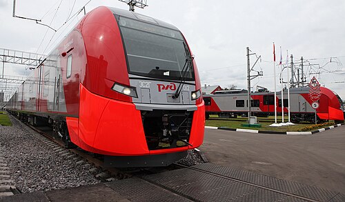 車庫に停車するES2G列車