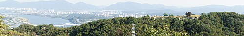 漢江を見下ろす峨嵯山と峨嵯山城のパノラマ (2013)