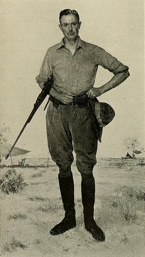 銃を手にして立っているヴェルネイ