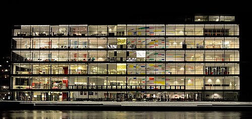 大学と公立図書館の夜景