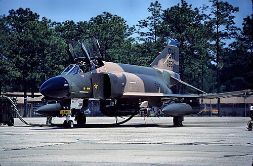 ティンカー空軍基地で撮影された、アメリカ空軍のマクドネル・ダグラスF-4ファントムII戦闘機。吸気口のスプリッタープレートには、ベトナム戦争中に達成した空中戦での勝利を示す赤い星形の撃墜マークが描かれている。