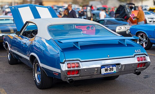 1972 442 W-30、バイキングブルー、ホワイトトリム。