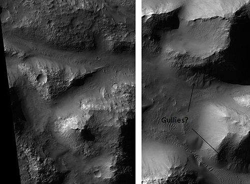 HiRISE が捉えたアトランティス カオス。画像をクリックすると、マントルの覆いと溝の可能性がわかります。2 つの画像は、元の画像の異なる部分です。スケールが異なります。