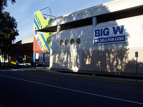 再開発前の 2006 年、バス乗り換え道路を経由したモールおよび Big W への入り口。