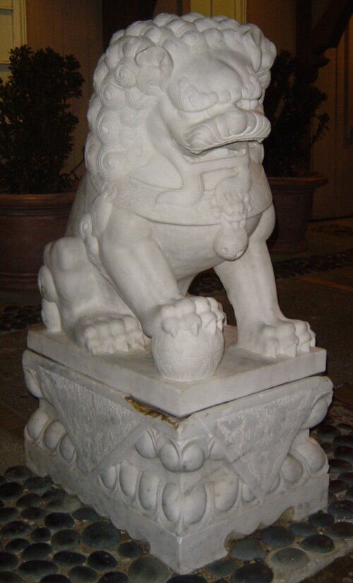 白い石の獅子（男性）
