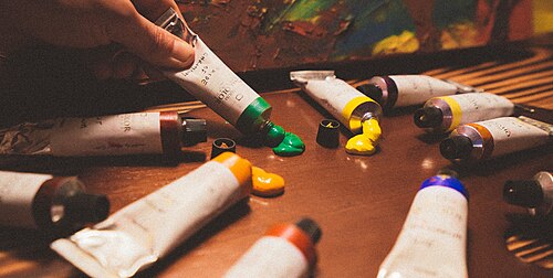 様々な油絵具のチューブの写真
