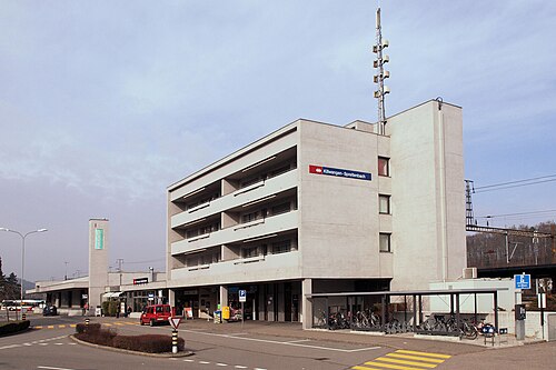 四角い4階建てのコンクリートの建物