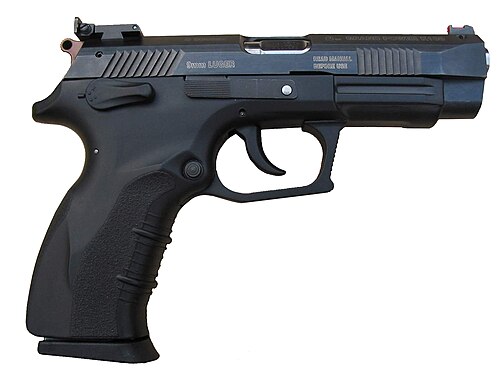 左側面から見た黒色の半自動拳銃。グリップ、トリガーガード、スライドのセレーション、調整可能なリアサイトには滑り止め加工が施されている。スライドには刻印が見える。