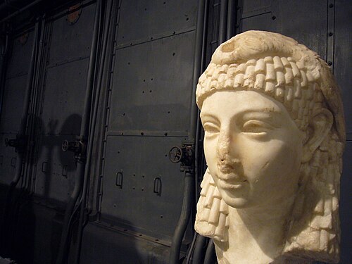 ローマで発見された、エジプト風のハゲタカの頭飾りをつけたクレオパトラ7世の頭部彫刻と思われるもの。ローマまたはヘレニズム時代のエジプト美術、パリア大理石、紀元前1世紀、カピトリーノ美術館所蔵[435][436]