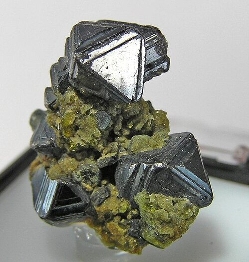 表面にエピタキシャル隆起を持つ磁鉄鉱結晶