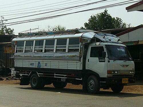 タイのサコンナコンで見かけた中型日野ソンテウ（トラックバス）。