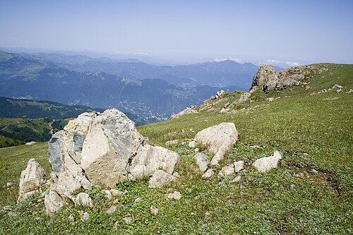 前景に岩がある山々の景色