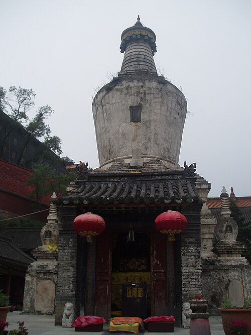 元照寺の裏庭にある石里沙の仏塔。
